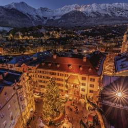 Blick vom Stadtturm auf das Goldene Dachl und die Nordkette - (c) Innsbruck Tourismus / Mario Webhofer