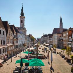 Kleine Historische Städte in Österreich - 17 Kleine Historische Städte, hier der Stadtplätz von Steyer, und ihre Besonderheiten - (c) iconic-turn.com