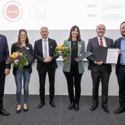 TourCert Auszeichnung: Roland Bleinroth, Geschäftsführer der Messe Stuttgart, Myriam Geiser, Geschäftsführerin Nationalparkregion Schwarzwald, Dr. Patrick Rapp (MdL), Staatssekretär im Ministerium für Wirtschaft, Arbeit und Tourismus Baden-Württemberg, Xenia Jauker, Geschäftsführerin Nationalparkregion Schwarzwald, Thomas Krechtler, Bürgermeister Gemeinde Lauterbach, und Marco Giraldo, Managing Partner TourCert (von links nach rechts) - (c) Landesmesse Stuttgart GmbH