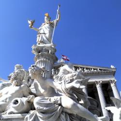 Vor dem Wiener Nationalparlament: Pallas Athena blickt stolz auf die Donau-Metropole  - (c) Herbert Barnehl