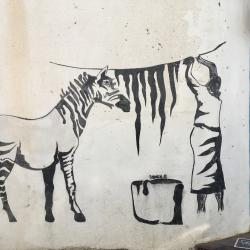 Erriadh ist nicht nur Sitz der Synagoge sondern auch bekannt für seine fantasievollen Streetart-Graffitis  - (c) Enric Boixadós