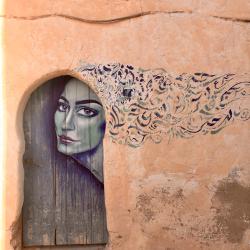 Erriadh ist nicht nur Sitz der Synagoge sondern auch bekannt für seine fantasievollen Streetart-Graffitis  - (c) Enric Boixadós