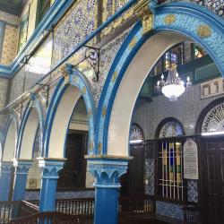 Der prachtvoll gestaltete Innenraum der Synagoge mit blauen Säulen, bunten Fliesen und Glasfenster - (c) Enric Boixadós