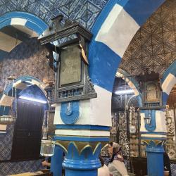 Der prachtvoll gestaltete Innenraum der Synagoge mit blauen Säulen, bunten Fliesen und Glasfenster - (c) Enric Boixadós