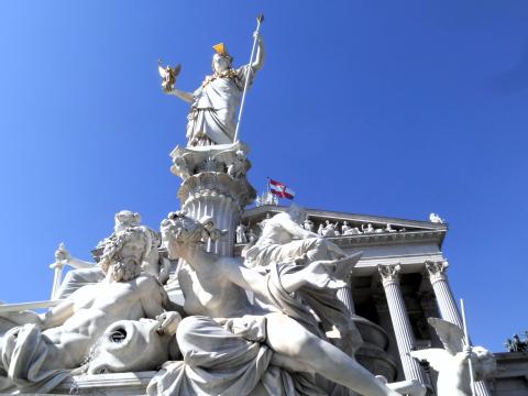 Vor dem Wiener Nationalparlament: Pallas Athena blickt stolz auf die Donau-Metropole  - (c) Herbert Barnehl