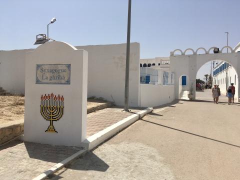 Die Synagoge La Ghriba auf Djerba ist die älteste noch erhaltene Synagoge Afrikas, angeblich mit einem Grundstein des zerstörten Tempels von Jerusalem - (c) Enric Boixadós